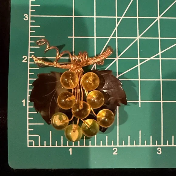 Vintage Amber Apple Juice Lucite Grape Vine Cluster Brooch - Picture 9 of 10